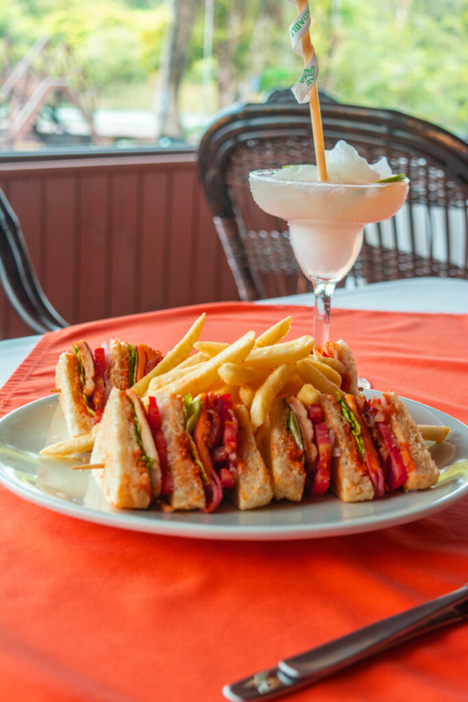 Club sándwich con papas en el restaurante del hotel