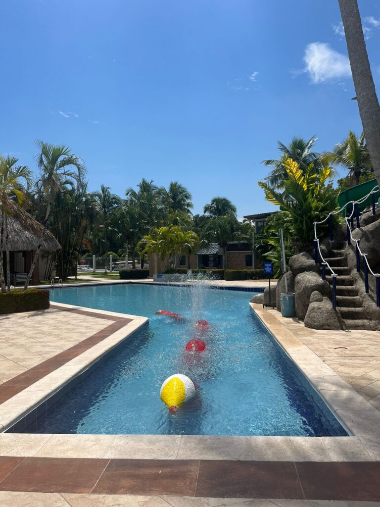 Piscina del hotel en un día soleado