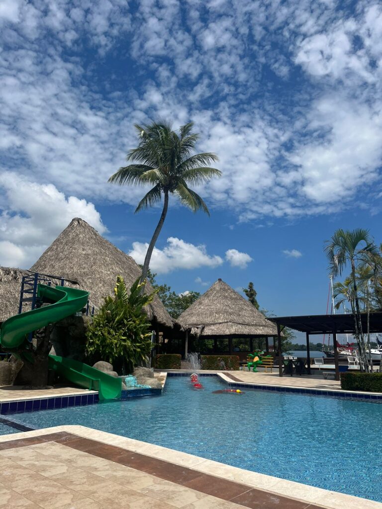 Piscina del hotel con palapas y palmeras